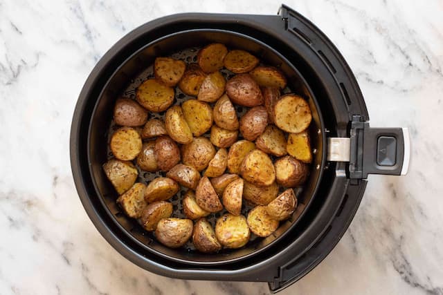 Airfryer Nasıl Temizlenir? İnatçı Lekeler Nasıl Çıkar?