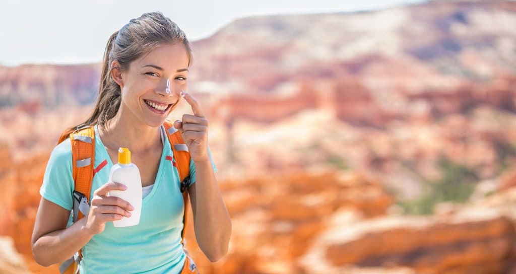 Gunes kremi suren genc kiz