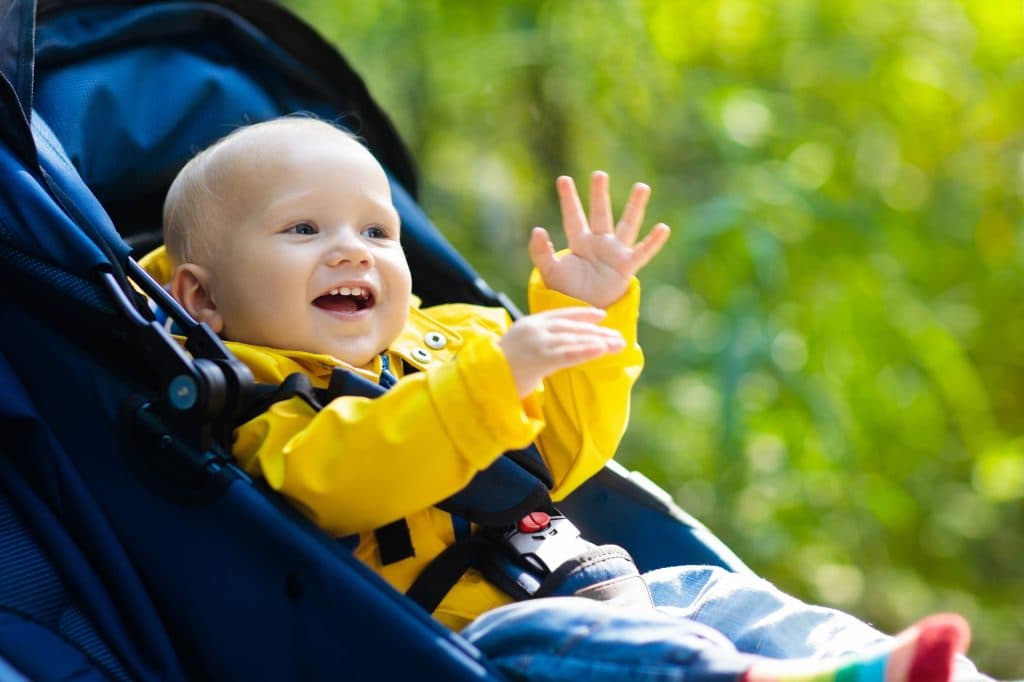 Bebek arabası içinde mutlu bir bebek