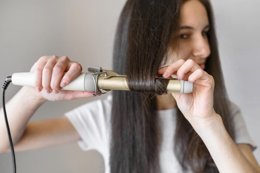 Hava üflemeli saç düzleştirici