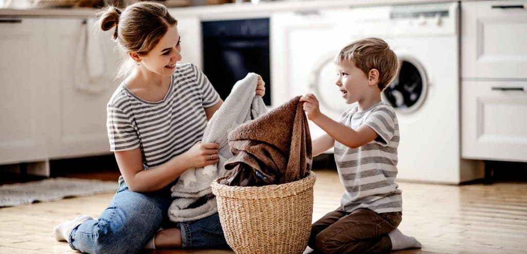 Ev işlerinde size yardım etmelerine izin verin