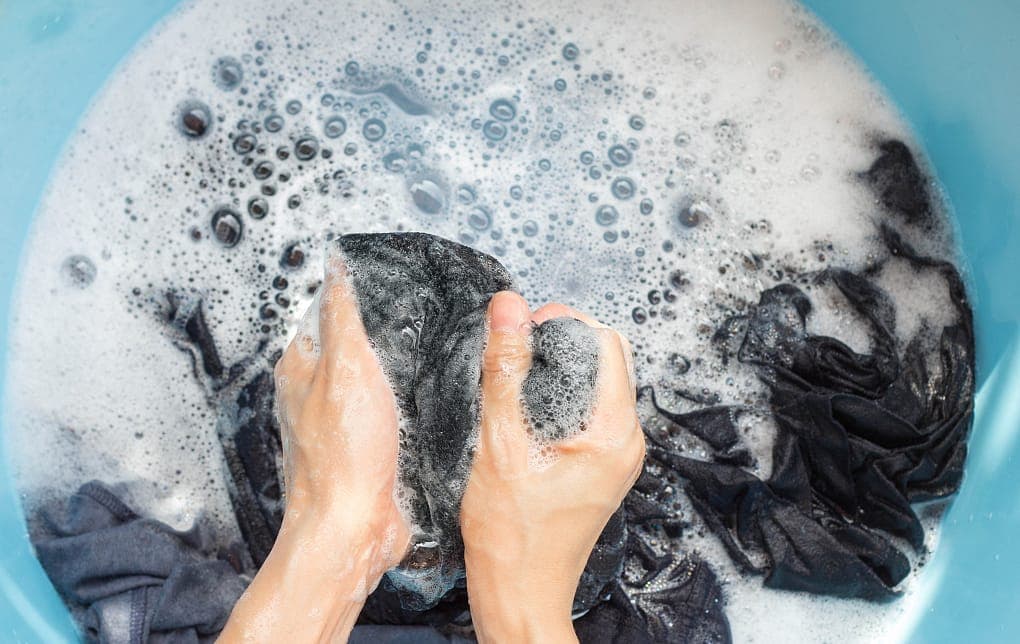 Camasir Suyu Lekesi Nasil Cikarilir 5