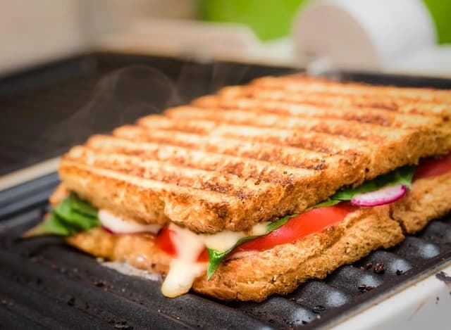 Tost Makinesi Granit mi Döküm mü Tercih Etmeli?